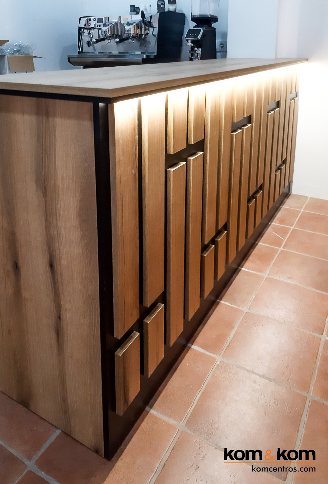 Barra de madera hecha a medida para cafetería